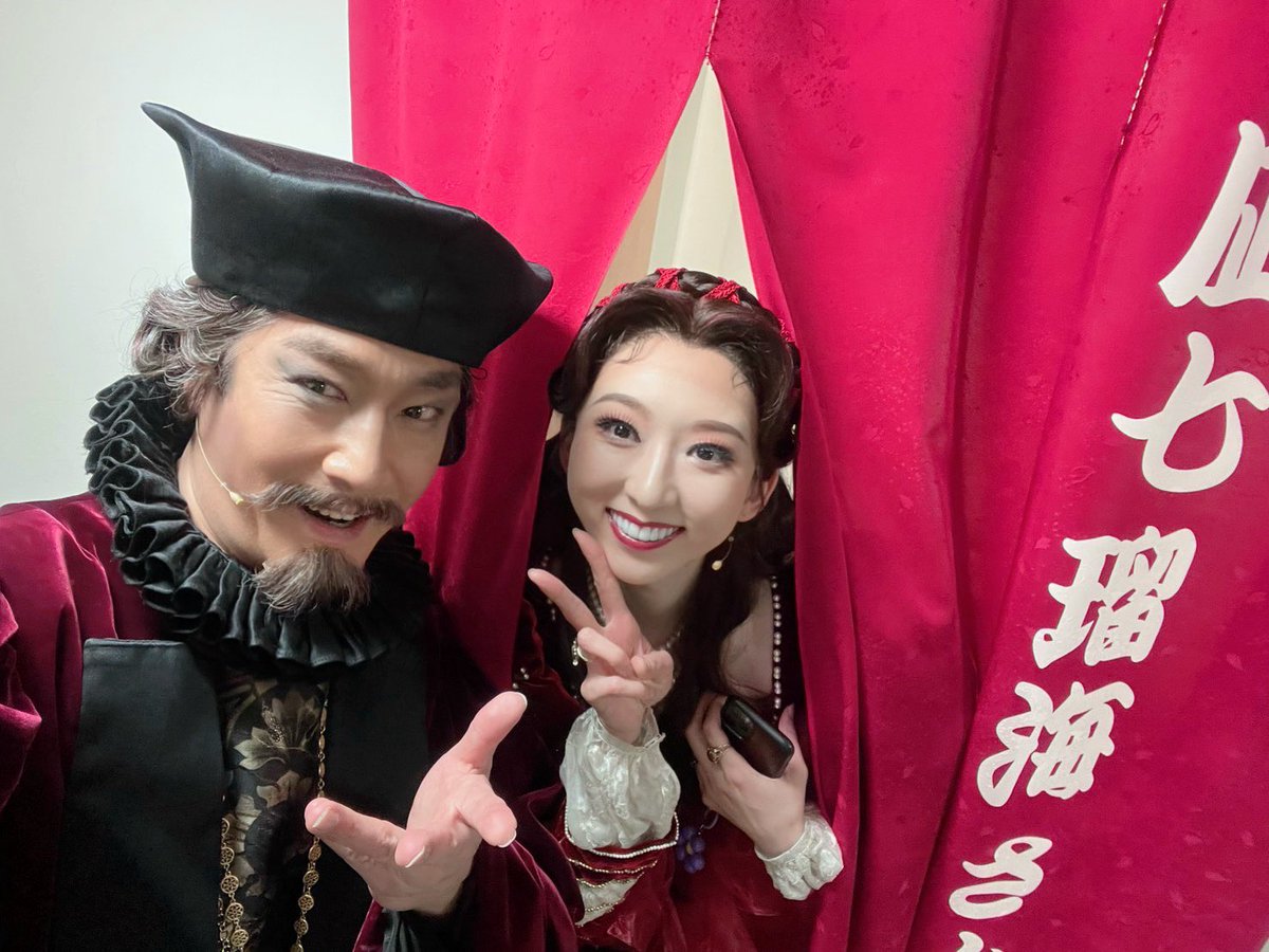 ruumi_nagina's tweet photo. 本日も、マチソワ公演有難うございました。
気が付けば、2月も終わりだそうです。

先日の、章斗とのお写真を撮って下さったのは、ガーディナーの津田さん。
舞台上では、あれ程怖いのに
袖ではいつも笑わせて、、、、
いえ、爆笑させて下さってます。
腹筋を鍛えさせて下さり、有難うございます。
最高です。

#レイディベス
#ガーディナー
#津田英佑　さん
#手島章斗　さん
#凪七瑠海