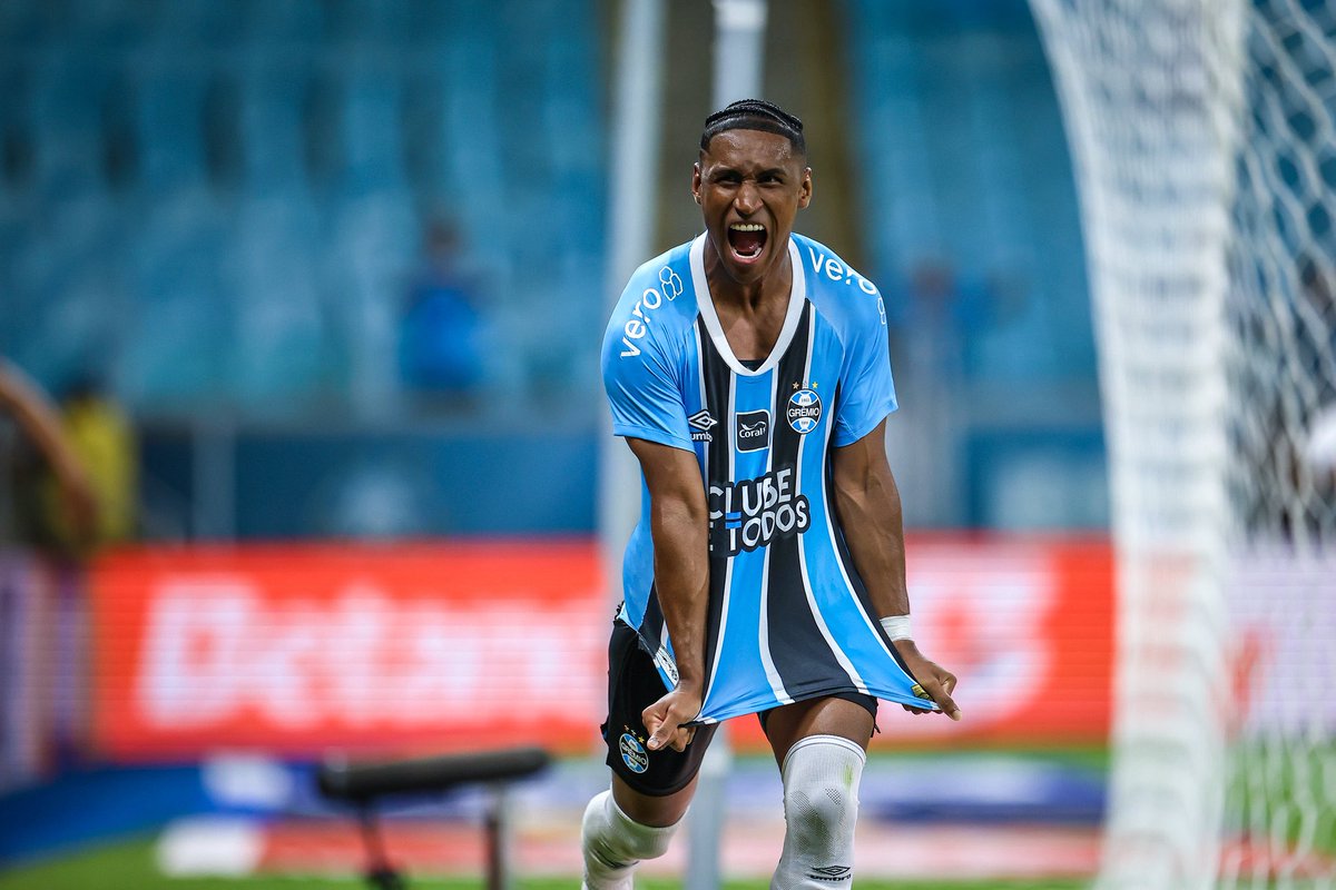 #Grêmio | 🚨 BASTIDORES: A tendência é que Tetê fique à disposição do técnico Luís Castro para o Grenal deste domingo.

O atacante está recuperado da lesão e liberado pelo departamento médico para ser reintegrado às atividades.