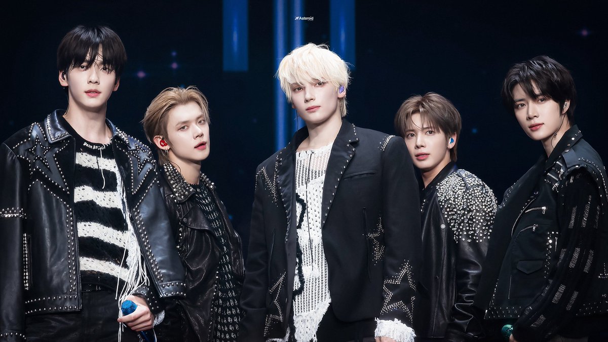 THIS IS SUCH AN INSANE GROUP PHOTO