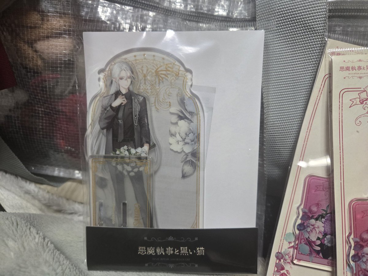 最初は、あくねこ4周年記念グッズの、絵師様絵柄のグッズは、シロりん