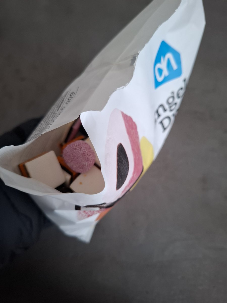 FAB_Lives's tweet photo. JAAAAA!!!
Ik zie er in ieder geval al VIER!!
Byebye #klene
Hello Appie
...maar, heel eerlijk.... wat zit er inderdaad een rare smaak aan die ronde roze met bolletjes😯😅🫣😬 https://t.co/b9oBXdWLDb