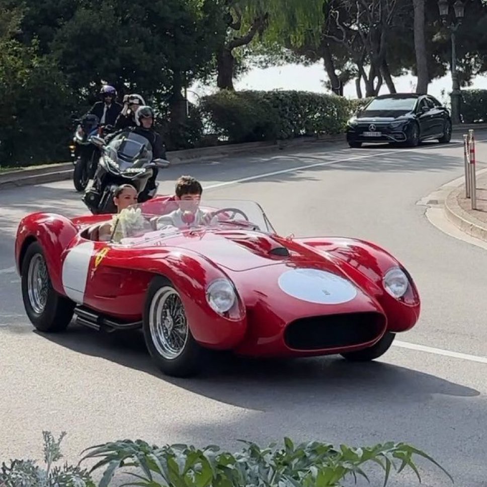 canaleffe's tweet photo. Leclerc casou e saiu da igreja pilotando uma Ferrari

Ele deve ser a pessoa mais ferrarista do planeta https://t.co/Ljje7HiA4j