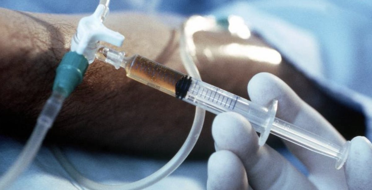 Hace unos meses escuché a un médico decir en voz baja: “Lo que más me duele no es que vaya a morir… es que me obligan a prolongarle la agonía”. En esa frase está todo el dilema. En México seguimos atrapados en una discusión penal, como si la eutanasia fuera sólo un tipo