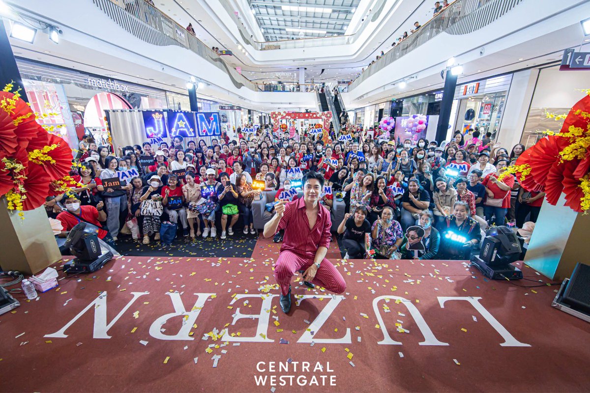centralwestgate's tweet photo. ✨ ภาพบรรยากาศ คุณแจม รชตะ x LUZERN Clinic แม่ ๆ มารอเจอพี่พระเอกกันเต็มพื้นที่เล้ยยยยยย 🥰

#CentralWestgate #เซ็นทรัลเวสต์เกต #Beautyneverendless #แจมรชตะ #LuzernClinic https://t.co/2AmdvI8NAs