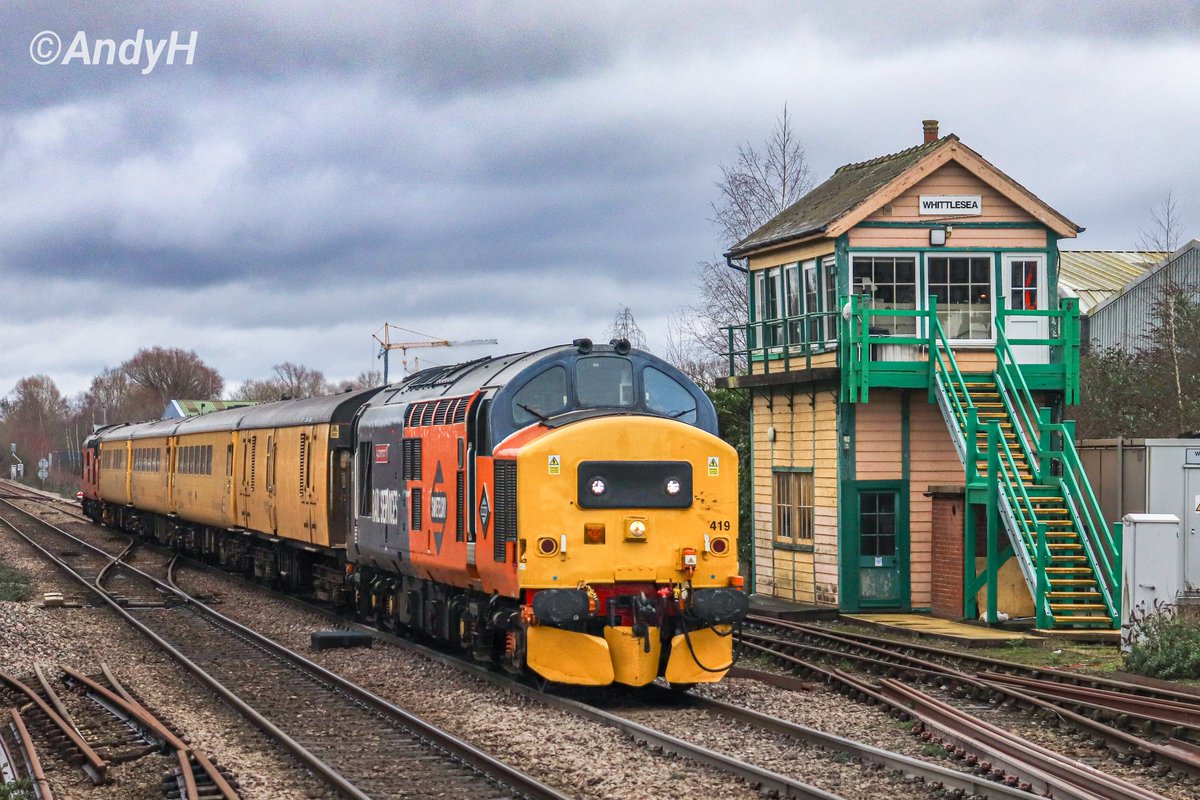 holtona72's tweet photo. #SignalboxSaturday The monthly Anglia test train making a colourful sight at cloudy Whittlesea this lunchtime. @ColasRailUK operated 1Q86 March Down Refuge Siding to Derby RTC with #Sweitelsky 37419 'Agamemnon' leading &amp; 37405 on the rear. #Colas #Fenland @TheGrowlerGroup 28/2/26 https://t.co/huXJfxyVHk