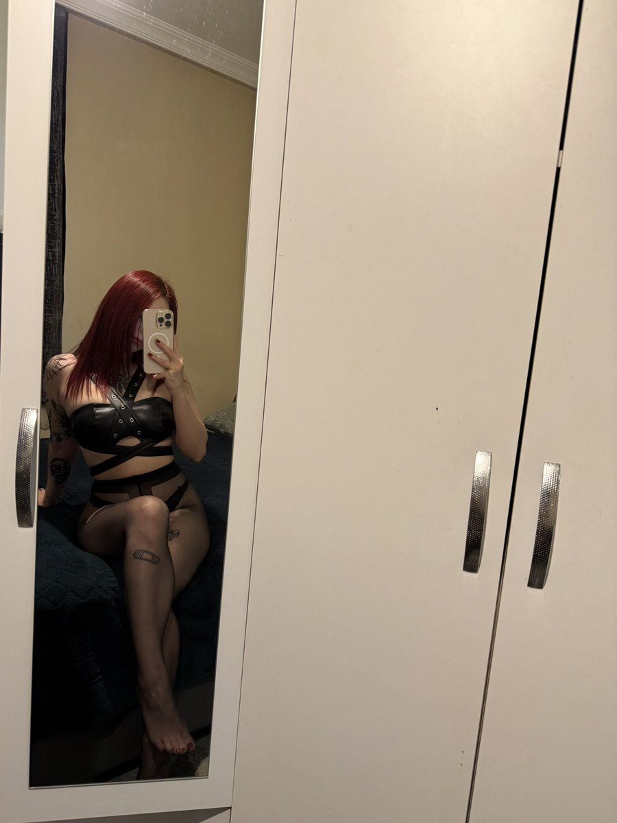 Ayaklarımın altına geç ve naylon çoraplarımı kokla köpek.