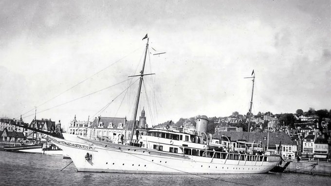 #28defebrero de 1939.

Se producía  uno de los mayores expolios jamás vistos en suelo español; el robo del Yate Vita.

Los socialistas, Negrín y Prieto, se llevaban una cantidad ingente de lingotes de oro, joyas, monedas, hasta reliquias robadas de la Catedral de Toledo..🔽