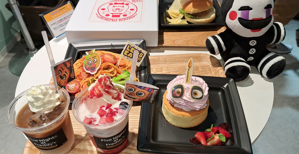 bucho_465's tweet photo. 母と一緒にfnafコラボカフェ行ってきました！！めちゃくちゃ美味かった😋
コースターがめっちゃ神すぎる✨
後ウィザードフォクシーがいたら完璧だった😅 https://t.co/CK1ioHv0rf