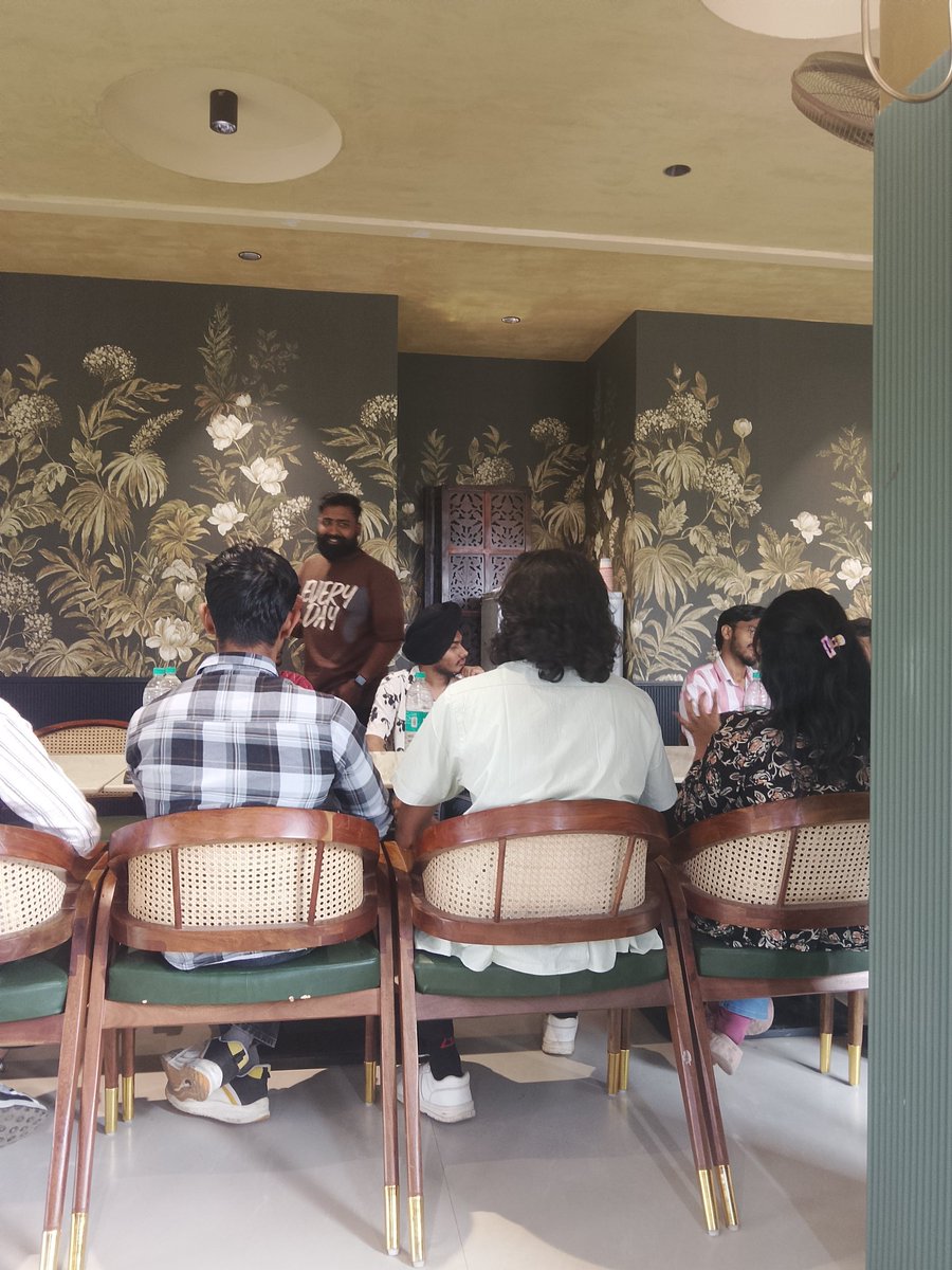 saymanlal's tweet photo. 𝗖𝗵𝗮𝗶𝗻𝗹𝗶𝗻𝗸 𝟭𝟬𝟭 𝗠𝗲𝗲𝘁𝘂𝗽 👾🔗

Moderating the @chainlink 101 session organized by @codecrax_

Web3 fundamentals. Real use cases. No fluff.

Being a event host was such a wonderful event. With our chief guest @aniketsahu_115 https://t.co/Z0AOevKhxc