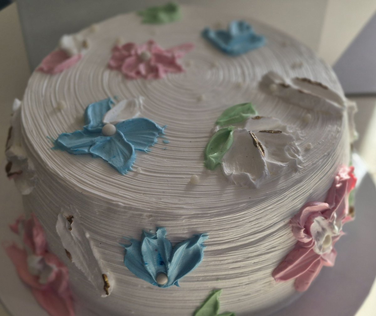 "Život je prekratak za dosadne torte i sive dane. Uzmi najšareniji komad!" 😉🌸🪷🦋