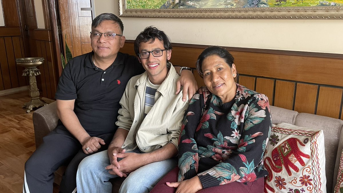 दाईलाई ट्वीटरमा चिनेको झन्डै दशक हुन लाग्यो तर प्रत्यक्ष भेट भने आज जुर्यो। भाउजुसंग मेलम्ची बाढ़ी पश्चात् सम्बन्ध विशेष बनेथ्यो। यो बीचको यात्रामा दाइ र भाऊजु दुवैको साथ र सद्भाव विशेष रह्यो। जब जब ट्वीटरमा भेटिएका आत्मिय मनहरुसंग तस्बीर लिन्छु, सोध्न मन लाऊँछ- ट्वीटे चिन्नुभो?