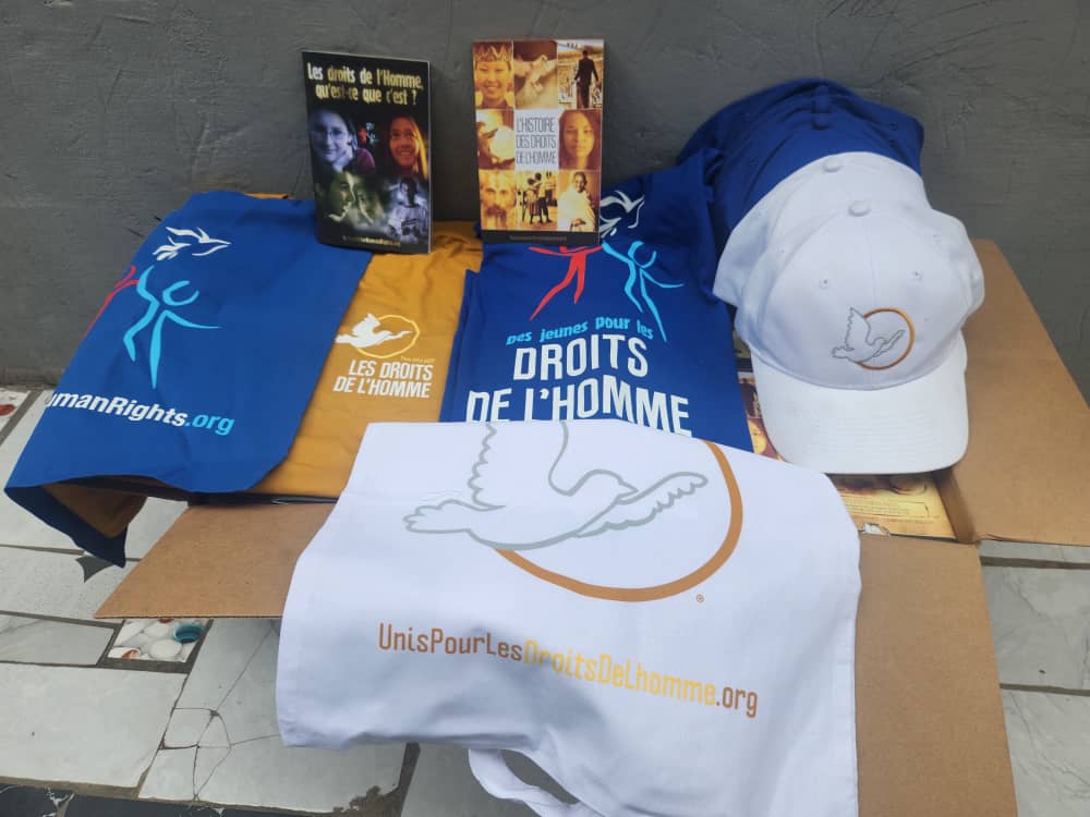 MuyisaChrist07's tweet photo. Ce 27 février 2026, nous #FILIMBI avons réceptionné un premier lot de manuels, ainsi que des t-shirts, chapeaux, bâches et autres accessoires dédiés à la promotion des droits humains.

En collaboration avec l’organisation de la société civile congolaise CIDDH-RDC (Consortium International de Défense des Droits de l’Homme et de la Paix), coordonnée par #JeanChristophe_Mashali.
Le mouvement citoyen @filimbi243 renforce les capacités des militants de la coordination provinciale de #Kinshasa avant de déployer l'initiative dans les autres coordinations en provinces.
Ce projet exclusif dans le domaine des droits humains va aider les militant(es) du mouvement à ce qu’ils deviennent de véritables défenseurs, promoteurs et vulgarisateurs des valeurs fondamentales des droits de l'homme pour lesquels, ils battent vaillamment depuis plusieurs années. 

Des séances de formation sont organisées en interne sur la citoyenneté responsable,  la bonne gouvernance, l'initiative à l'activisme, technique des plaidoyers et seront progressivement étendues dans les écoles, universités, autres groupes organisés ainsi qu’à l’ONG des droits humains #Badilika basé à #Beni @ManouveauN, qui a exprimé le souhait d’approfondir les notions liées aux droits humains. Merci à toute l’équipe pour cette forte implication. 
Des militants(es) formés, éveillés et exigeants nous permettront d’atteindre notre objectif : contribuer à l’émergence d’un "Nouveau Type de Citoyen# Congolais (N.T.C.), prêt à résister face à la manipulation et à l’instrumentalisation, capable de dénoncer les antivaleurs et de plaider en faveur des opprimés et des plus vulnérables.

Piga #Filimbi !

@Defenseurdroits
@droitshumainscd 
@acajasbl 
@SamuelMbemba4 
@rdc_cndh 
@MONUSCO 
@PaxChristi