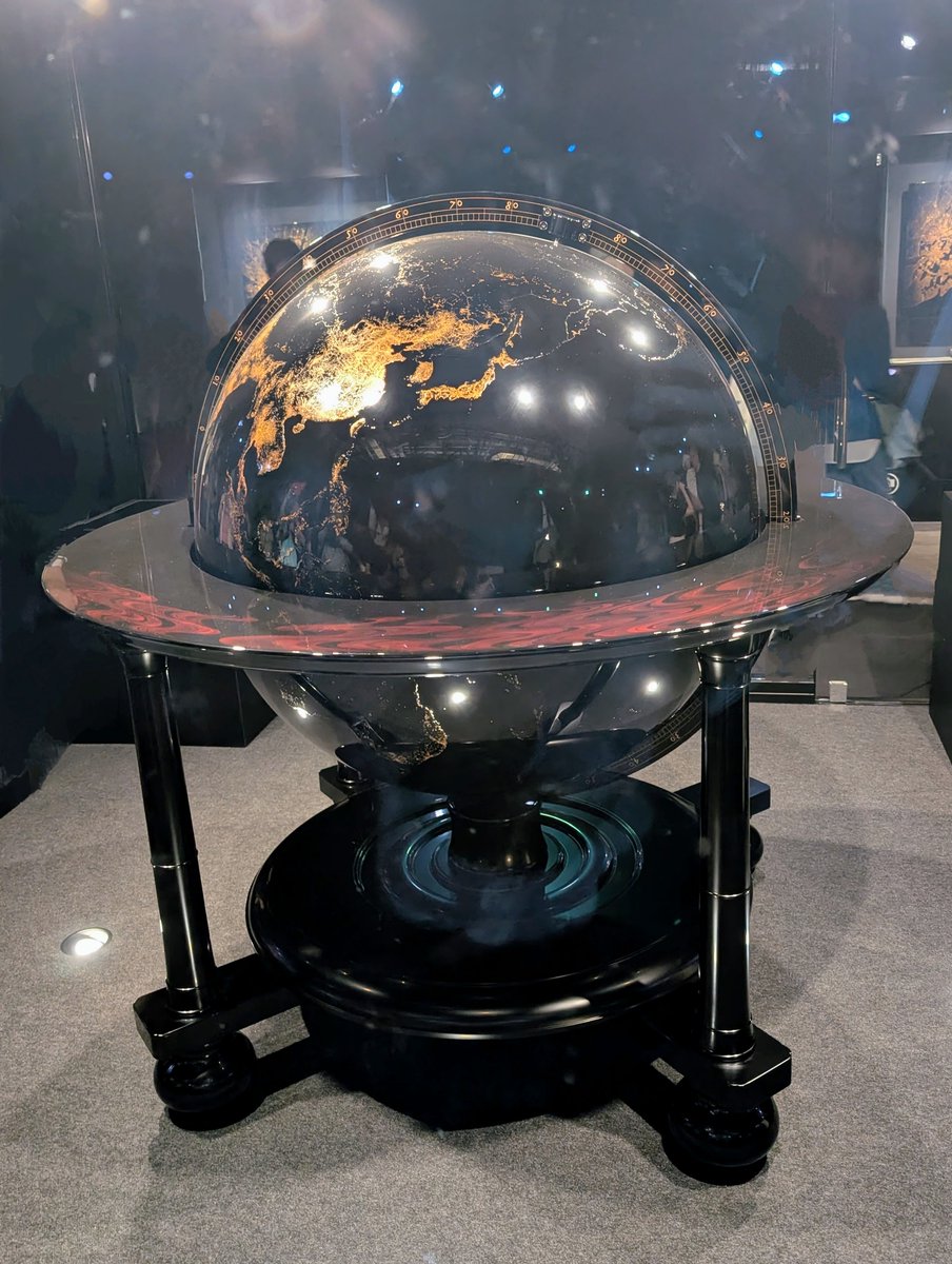 万博『夜の地球館』は、もともとイラン館🇮🇷があるはずだったパビリオン。
前年に撤退が決まり、代わりに展示されることになった。

そんな輪島塗の地球儀に込められた想いは、「対立や分断を超えて他者に思いを巡らすことの意味を世界に向け伝える」こと🌍️

万博外の世界の現実はいつも厳しい😢