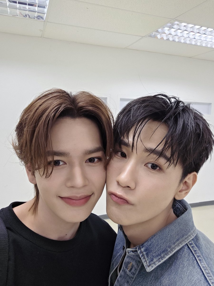 ขอบคุณทุกคนที่มาให้กำลังใจไลฟ์วันนี้นะคับ หวังว่าจะสนุกกันนะ ฝากเซรั่มด้วยย 🫶🏻🤍

JUNIORMARK GLYCOLIC UNIVERSE
#LOrealGlycolicXJuniorMark