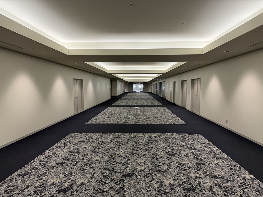 funtaryuji's tweet image. オフィスビルの通路の幅が広すぎてスケール感がバグる。

#リミナルスペース #liminalspace #backrooms