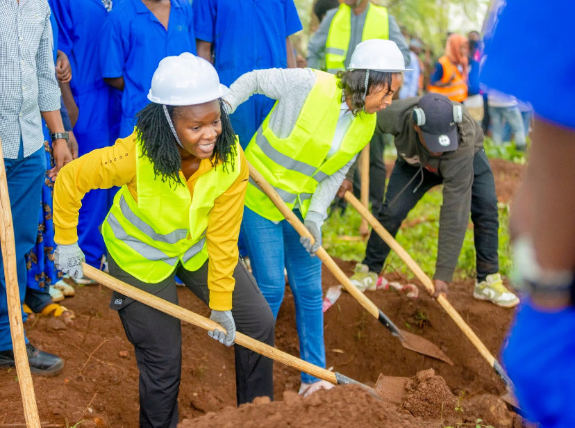 IjwiRya's tweet photo. 📸 Amafoto: Kuri uyu wa Gatandatu mu turere twose twa #KigaliYacu twabyukiye mu muganda rusange usoza ukwezi kwa Gashyantare. 

Umuganda wibanze ku gusibura no guhanga imirwanyasuri mu rwego rwo gukumira ibiza bituruka ku mvura muri iki gihe cy’imvura y’Itumba, gutera ibiti, https://t.co/3L15jROqOA