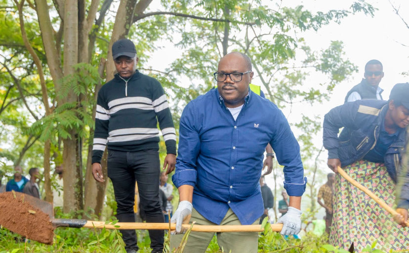 IjwiRya's tweet photo. 📸 Amafoto: Kuri uyu wa Gatandatu mu turere twose twa #KigaliYacu twabyukiye mu muganda rusange usoza ukwezi kwa Gashyantare. 

Umuganda wibanze ku gusibura no guhanga imirwanyasuri mu rwego rwo gukumira ibiza bituruka ku mvura muri iki gihe cy’imvura y’Itumba, gutera ibiti, https://t.co/3L15jROqOA