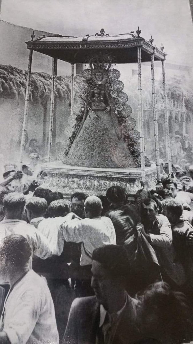 "No es obra humana,
que bajo de los cielos una mañana.
Eso sería,
para ser Reina y Madre de Andalucía" ( Juan Francisco Muñoz y Pabón, 1919. Seguidillas de la Coronación Canónica de la Virgen  del Rocío.