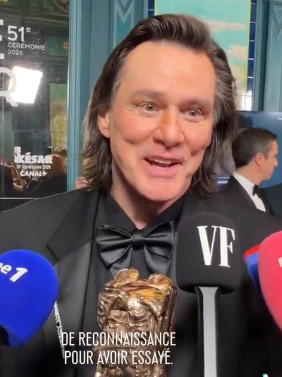 Tusia_AAA's tweet photo. Jim Carrey is dead, and at a recent awards ceremony in France, he was replaced by another actor 🫣

That’s the conspiracy theory currently spreading on X, because the actor supposedly doesn’t look like himself at all and even has a different eye color.

Looks like someone watched The Truman Show one too many times — or just can’t accept aging and different lighting 👍
