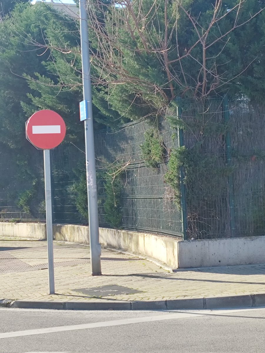 apvlafortuna's tweet photo. El #Mantenimiento de los servicios públicos brilla por su ausencia. Todo sigue igual @AytoLeganes . La seguridad a la ciudadanía para qué. https://t.co/JAGRm4PiDF