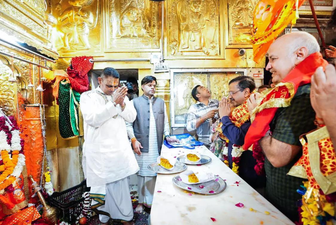 timesofindia's tweet photo. #InPics | Seeking blessings after legal relief — #ArvindKejriwal, his wife #SunitaKejriwal and #ManishSisodia offer prayers at a Pracheen #HanumanMandir in Connaught Place, New Delhi, after being discharged by a #DelhiCourt in the #liquorpolicycase
#ArvindKejriwal #ManishSisodia #Delhi #HanumanTemple