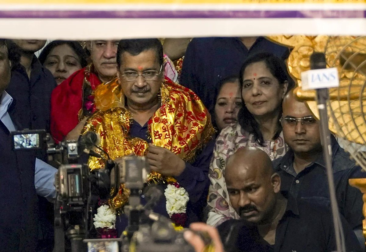 timesofindia's tweet photo. #InPics | Seeking blessings after legal relief — #ArvindKejriwal, his wife #SunitaKejriwal and #ManishSisodia offer prayers at a Pracheen #HanumanMandir in Connaught Place, New Delhi, after being discharged by a #DelhiCourt in the #liquorpolicycase
#ArvindKejriwal #ManishSisodia #Delhi #HanumanTemple