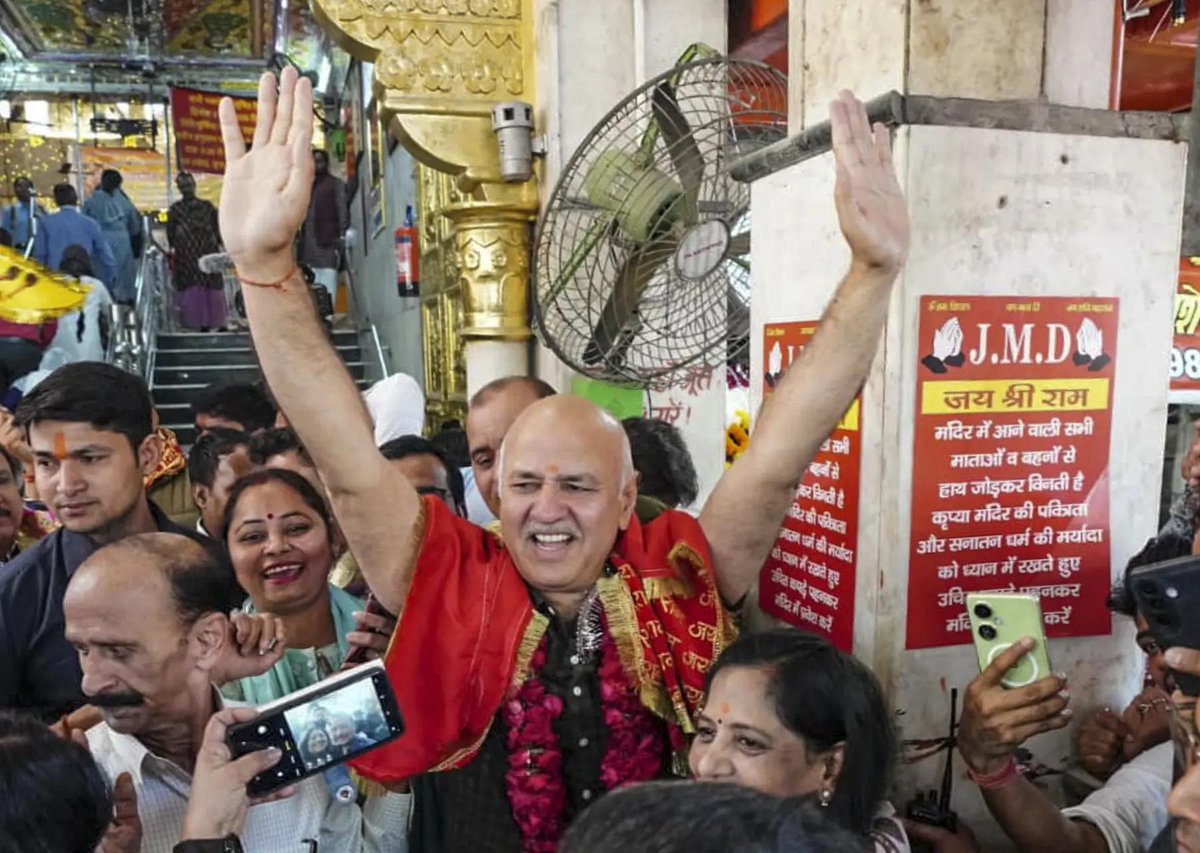 timesofindia's tweet photo. #InPics | Seeking blessings after legal relief — #ArvindKejriwal, his wife #SunitaKejriwal and #ManishSisodia offer prayers at a Pracheen #HanumanMandir in Connaught Place, New Delhi, after being discharged by a #DelhiCourt in the #liquorpolicycase
#ArvindKejriwal #ManishSisodia #Delhi #HanumanTemple
