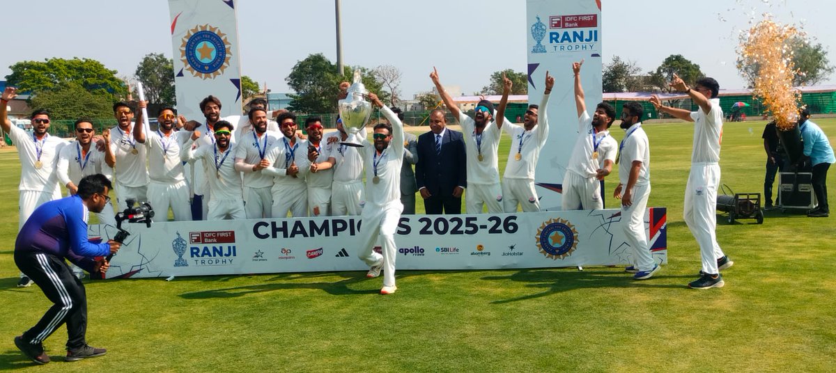 cricbuzz's tweet photo. 🚨 RECORD ALERT 🚨

𝟮𝟬𝟮𝟱-𝟮𝟲 𝘀𝗲𝗮𝘀𝗼𝗻 𝗵𝗮𝘀 𝘀𝗲𝗲𝗻 𝗳𝗶𝗿𝘀𝘁-𝘁𝗶𝗺𝗲 𝘄𝗶𝗻𝗻𝗲𝗿𝘀 𝗶𝗻 𝗲𝗮𝗰𝗵 𝗳𝗼𝗿𝗺𝗮�� 𝗼𝗳 𝗜𝗻𝗱𝗶𝗮𝗻 𝗱𝗼𝗺𝗲𝘀𝘁𝗶𝗰 𝘀𝗲𝘁-𝘂𝗽 🏆

Syed Mushtaq Ali Trophy - Jharkhand
Vijay Hazare Trophy - Vidarbha 
#RanjiTrophy2026 - J&K

#RanjiTrophyFinal #CricketTwitter #indiacricket #karvjk