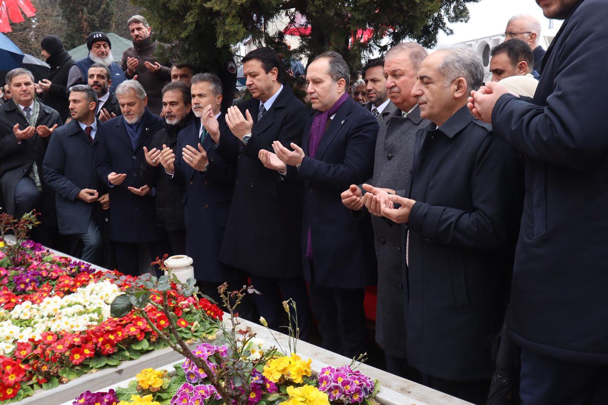 Dün, Merhum Liderimiz Prof. Dr. Necmettin Erbakan Hocamızın kabri başında; Genel Başkanımız Sayın Dr. Fatih Erbakan, Saadet Partisi Genel Başkanı Sayın Mahmut Arıkan ve her iki partimizin kıymetli teşkilat mensuplarıyla bir araya geldik. Dualarımızı paylaştık, ahdimizi tazeledik.