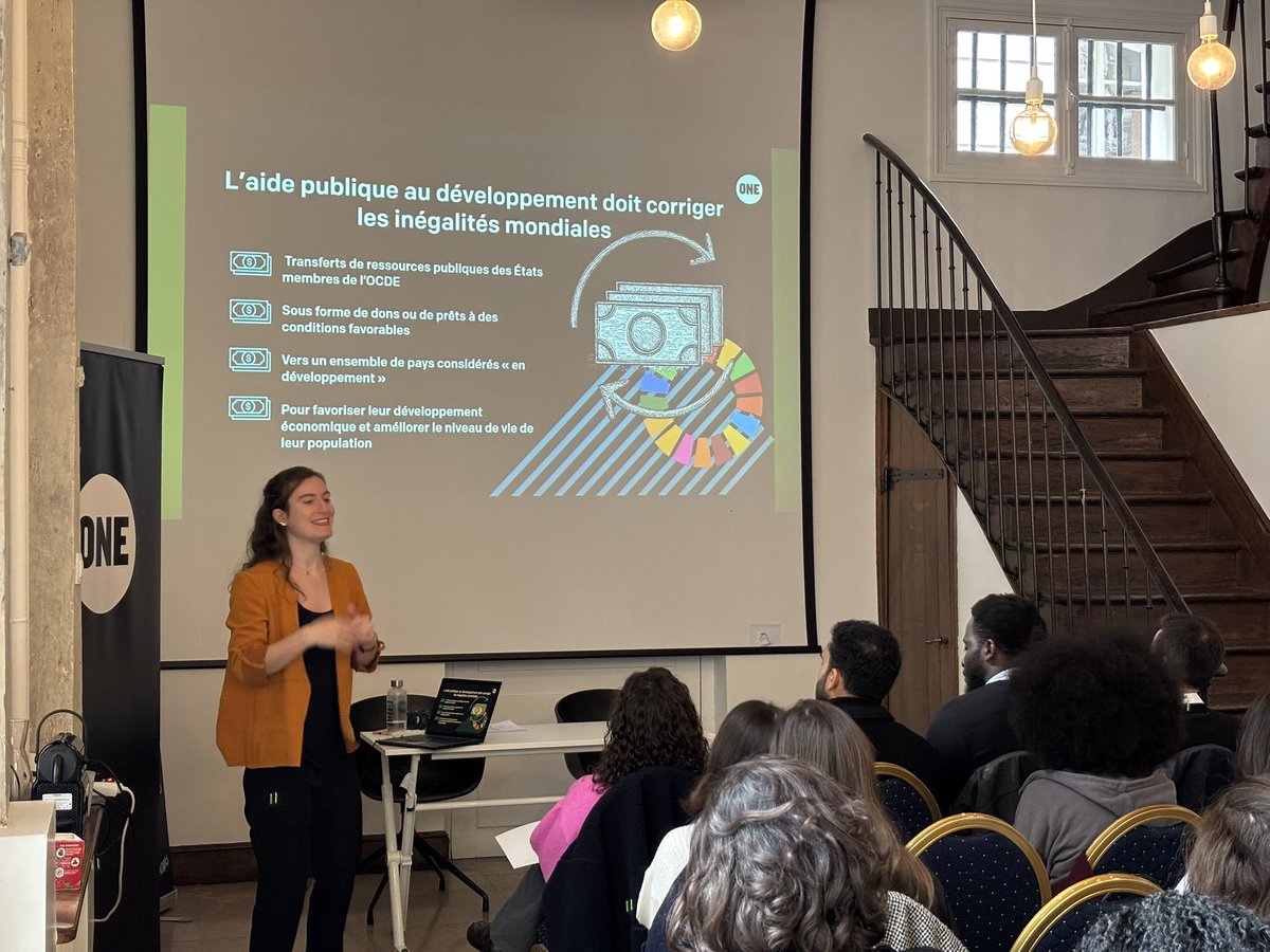 ONE_Fr's tweet photo. On entame la première présentation de la journée : l’aide publique au développement et les taxes solidaires.
Notre Directrice du plaidoyer, @MaeK_11, forme nos #ONEActivists sur les demandes de ONE en matière de financements internationaux. https://t.co/D4r17l2gE0