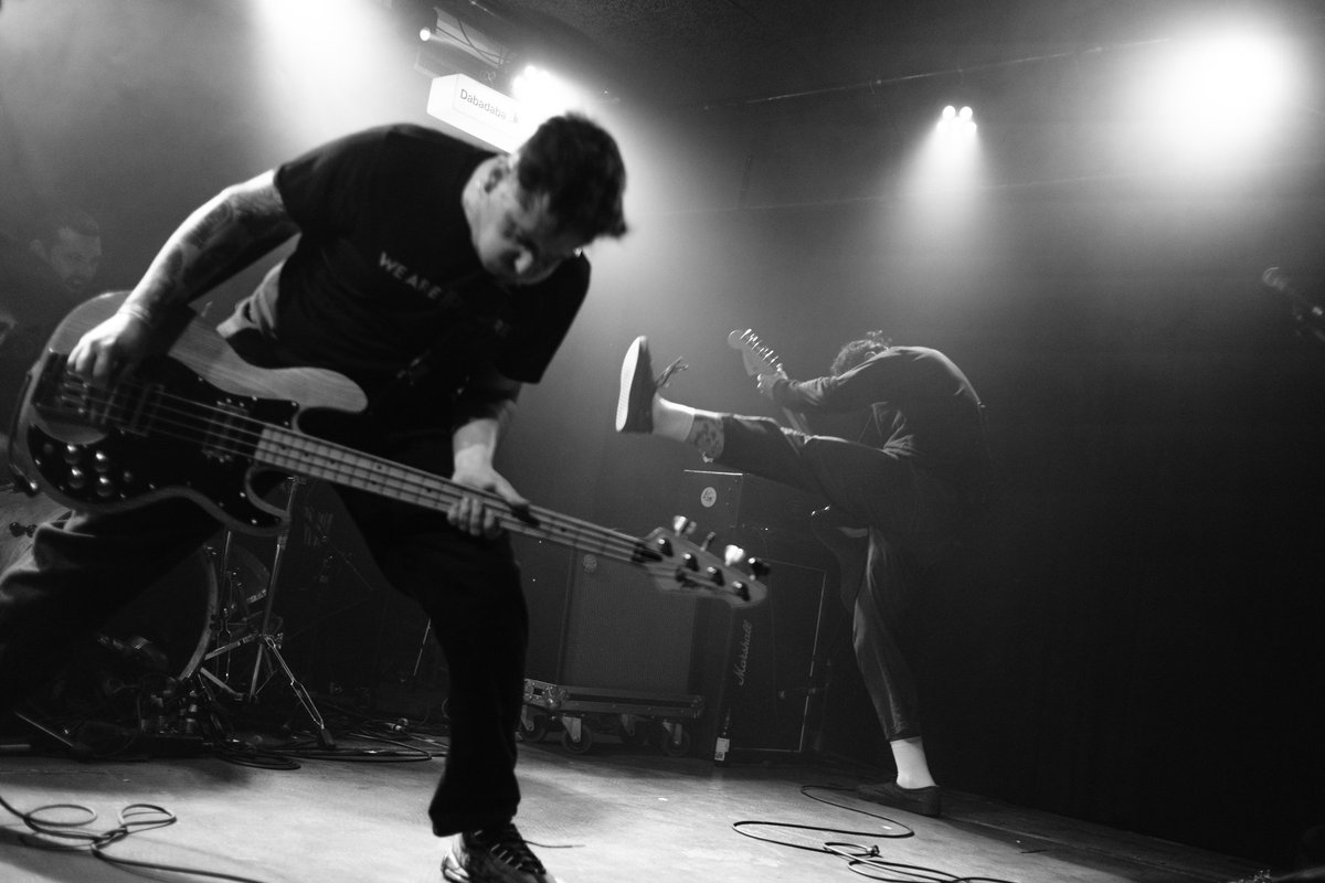 jokinfdez's tweet photo. Veneno, rabia y bien de volumen anoche con #VIBORA x Daba quemando suela y volando un par de centímetros.
Y un bolón de la hostia, como siempre. 💥
Si duele, estás vivo. 🔥🔥🔥
#donostia #musicphotography #livephotography #hardcore
📸 https://t.co/u2zhWt1nqK https://t.co/oT7bZN2FcE