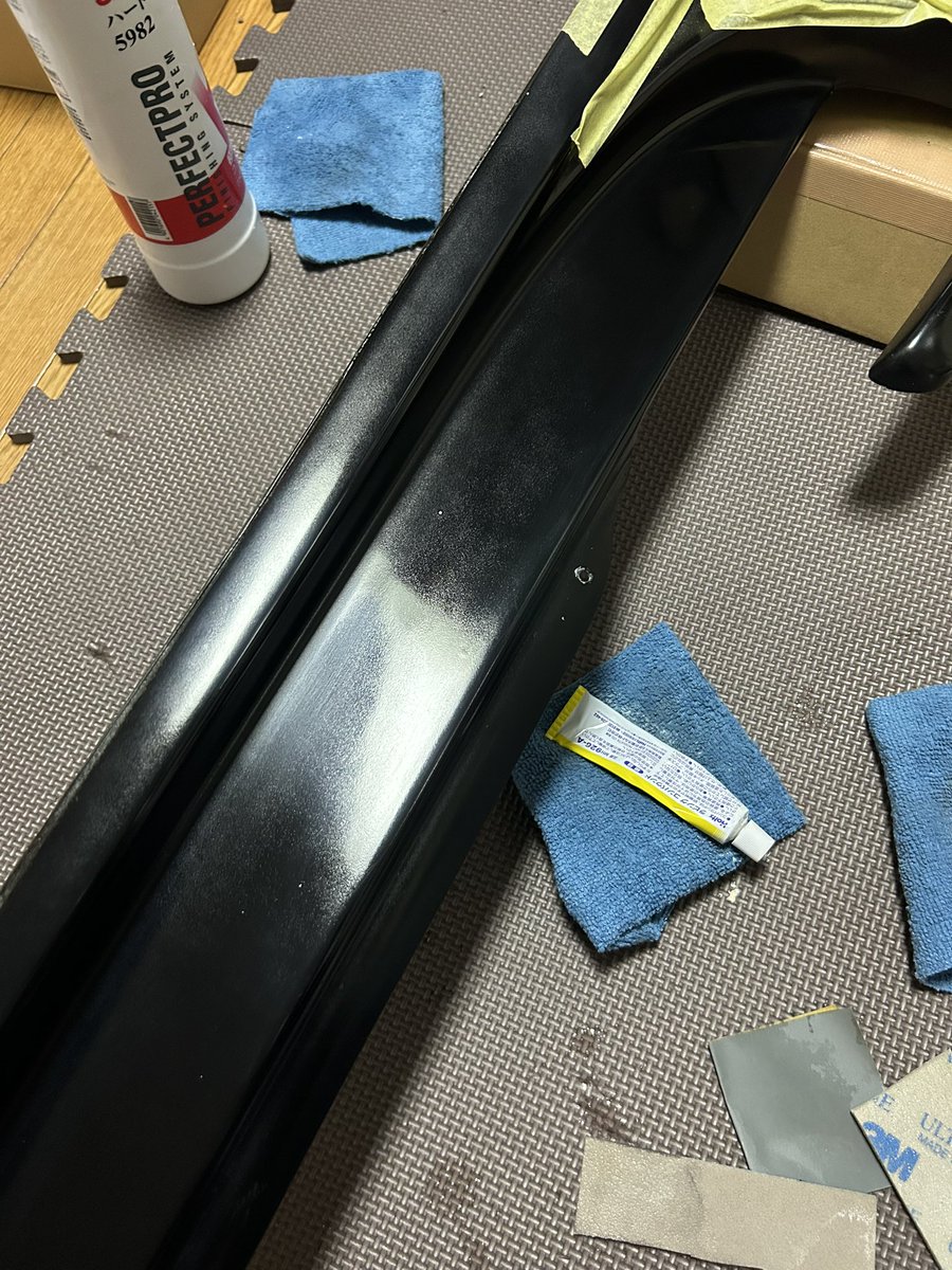 サイドスカートの艶出しがうまく行かないわ 夏になったから多分塗装