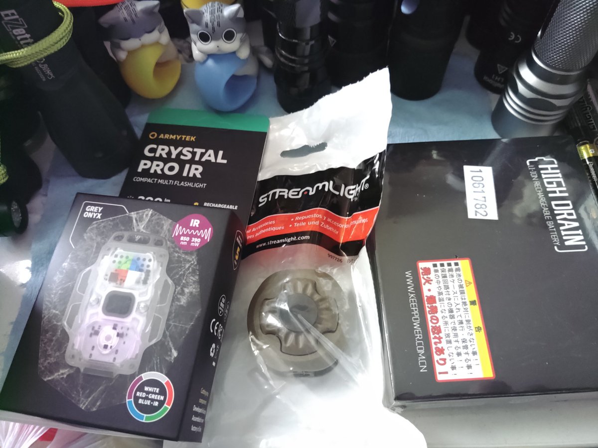 feel_so_good_gr's tweet photo. アカリセンターさんがセールしていたので気になっていたARMYTEKのCRYSTAL PRO IRなどを買いました✨🔦
白の1lmは夜の車内で伝票チェックや書き物する時に便利そうだと思ってましたが、現物を触って見てみると思ってた以上に良い作りですな✨🔦👍
#アカリセンター
#ARMYTEK https://t.co/mGgZWLET8J