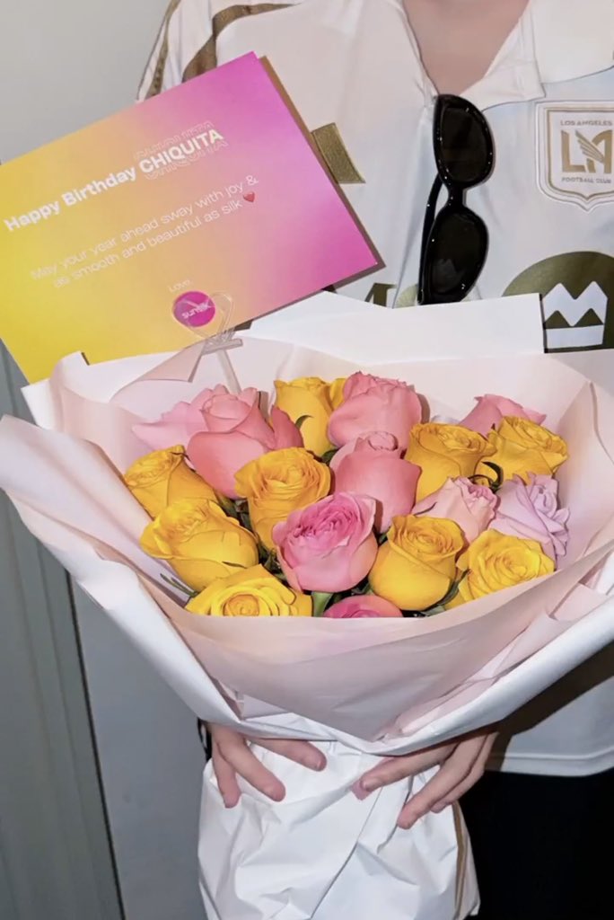 [ 📸 ] Weverse UPDATE #ชิกิต้ามาวีเวิร์ส 🐈‍⬛🍒

น้องชิกิต้ามาอัพ Moment ช่อดอกไม้ ʜᴀᴘᴘʏ ʙɪʀᴛʜᴅᴀʏ ᴄʜɪǫᴜɪᴛᴀ จากทางแบรนด์ Sunsilk ส่งมาอวยพรวันเกิดน้องที่ผ่านมาค่ะ ดอกไม้สวยคู่กับคนสวย มีความสุขมากๆนะน้องชิชิคนสวย💐💖

#CHIQUITA #치키타 #BABYMONSTER