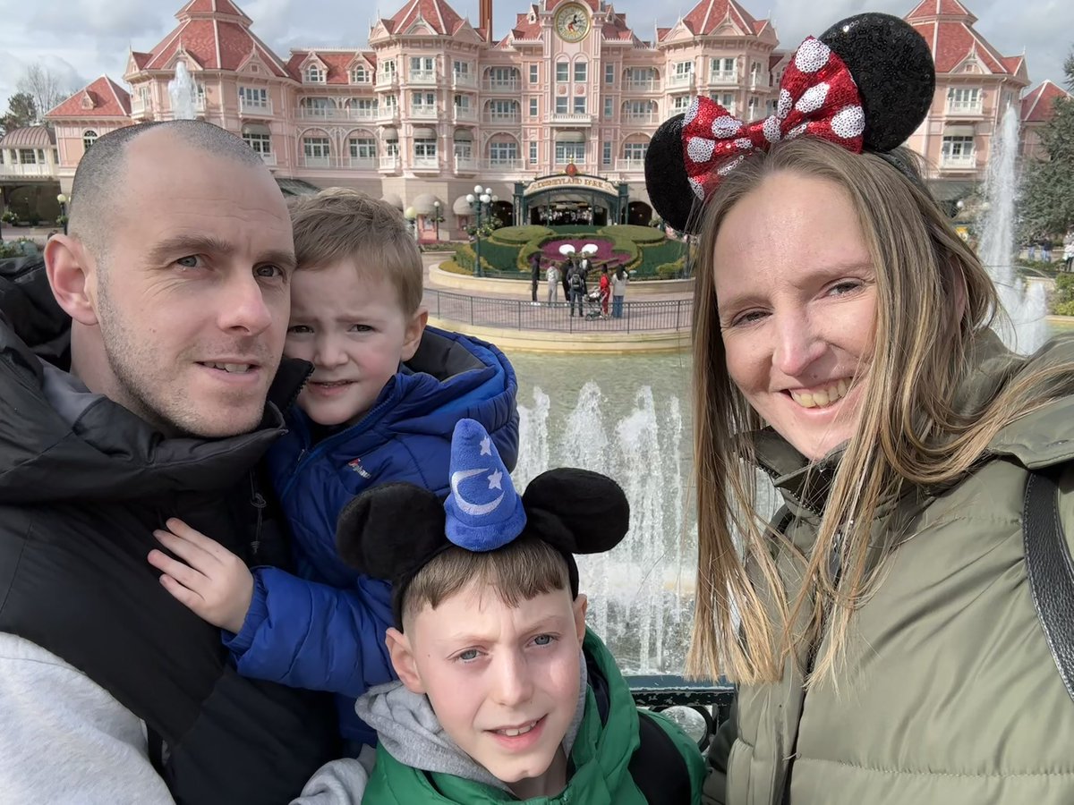 lesleybam's tweet photo. had an amazing few days creating memories with my favourite people Disneyland Paris we had an absolute blast!! ❤️🥰🏰🎠 https://t.co/C9mBREPUNJ