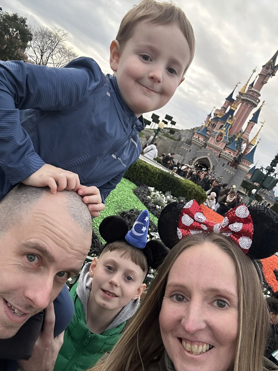 lesleybam's tweet photo. had an amazing few days creating memories with my favourite people Disneyland Paris we had an absolute blast!! ❤️🥰🏰🎠 https://t.co/C9mBREPUNJ