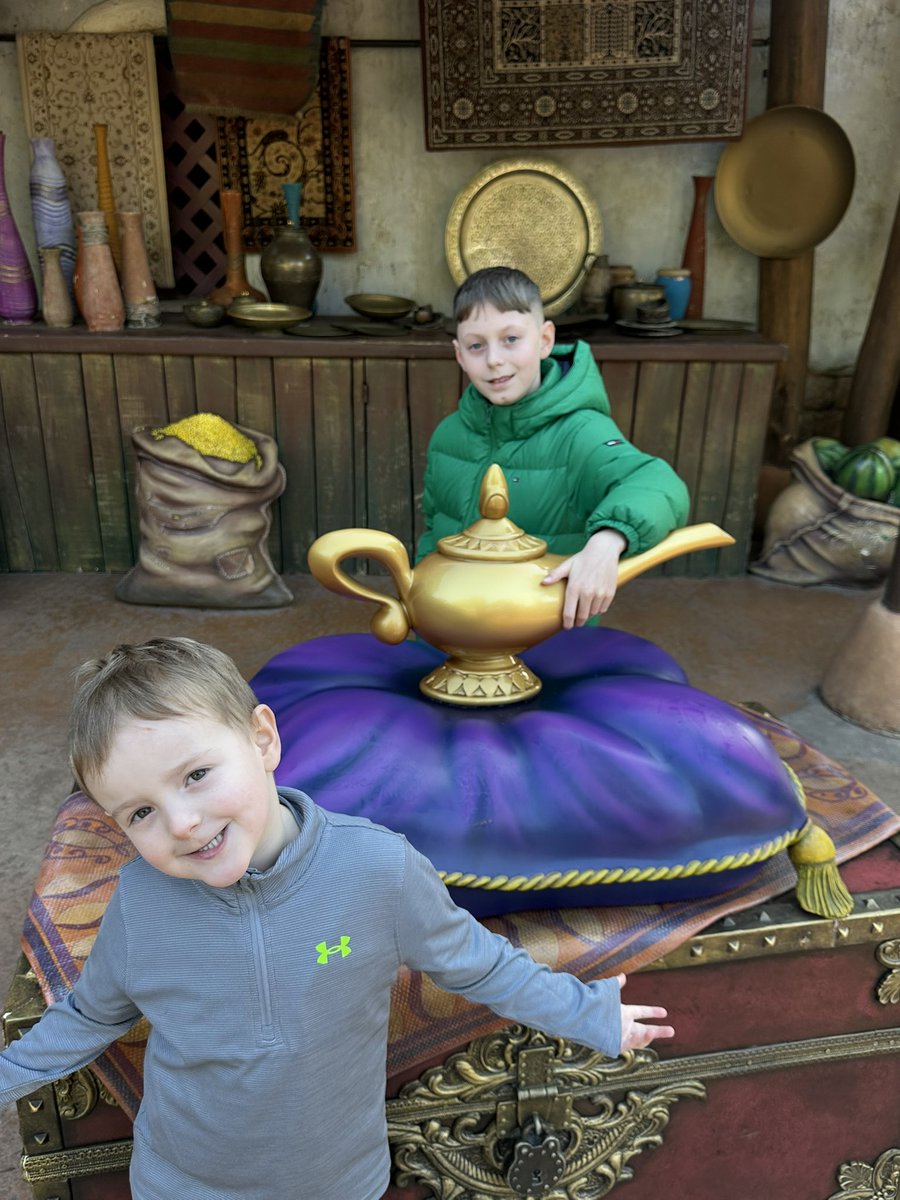 lesleybam's tweet photo. had an amazing few days creating memories with my favourite people Disneyland Paris we had an absolute blast!! ❤️🥰🏰🎠 https://t.co/C9mBREPUNJ