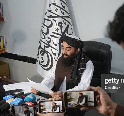 CSMR786's tweet photo. امریکہ اور نیٹو جو اسلحہ چھوڑ کر گیا تھا وہ اسلحہ ہمارے دفاع کے لئے تھا ہم نے اسے پاکستان کے خلاف استعمال نہیں کرنا تھا۔ لیکن پاکستان وہ تمام اسلحہ تباہ کر رہا ھے۔ آج صبح ننگر ہار، جلال آباد اور قندھار پر بمباری کے دوران ہمارے مذید اسلحے کے بڑے ڈپو تباہ کر دئے گے ہیں۔ عالمی برادری کو نوٹس لینا چاہیے۔ ہم پگھلے 24 گھنٹے سے سیز فائر کا باقاعدہ اعلان کر چکے ہیں اور تمام دوست ممالک کو یہ پیغام پہنچا چکے ہیں کہ آئندہ ہماری سرزمین پاکستان کے خلاف استعمال نہیں ہو گی۔ دو اسلامی ممالک کا آپس میں لڑنا درست عمل نہیں ھے۔
ذبیح اللہ مجاہد
یہ باتیں انڈیا کی گود میں بیٹھنے سے پہلے سوچنی چاہیے تھی۔ نمک حراموں تمھاری کیا تمھاری اتنی اوقات ھے کہ ایک ایٹمی طاقت پاکستان سے پنگا لے سکو۔ یہ باتیں حملہ کرنے سے پہلے یاد نہیں تھی۔ اب یا تو اپنے باپ انڈیا کو بلاؤ یا پھر ہمت کر کے جنگ لڑو اگر لڑ نہیں سکتے تو برداشت کرو، یوں بچوں کی طرح رونا دھونا بند کرو۔۔