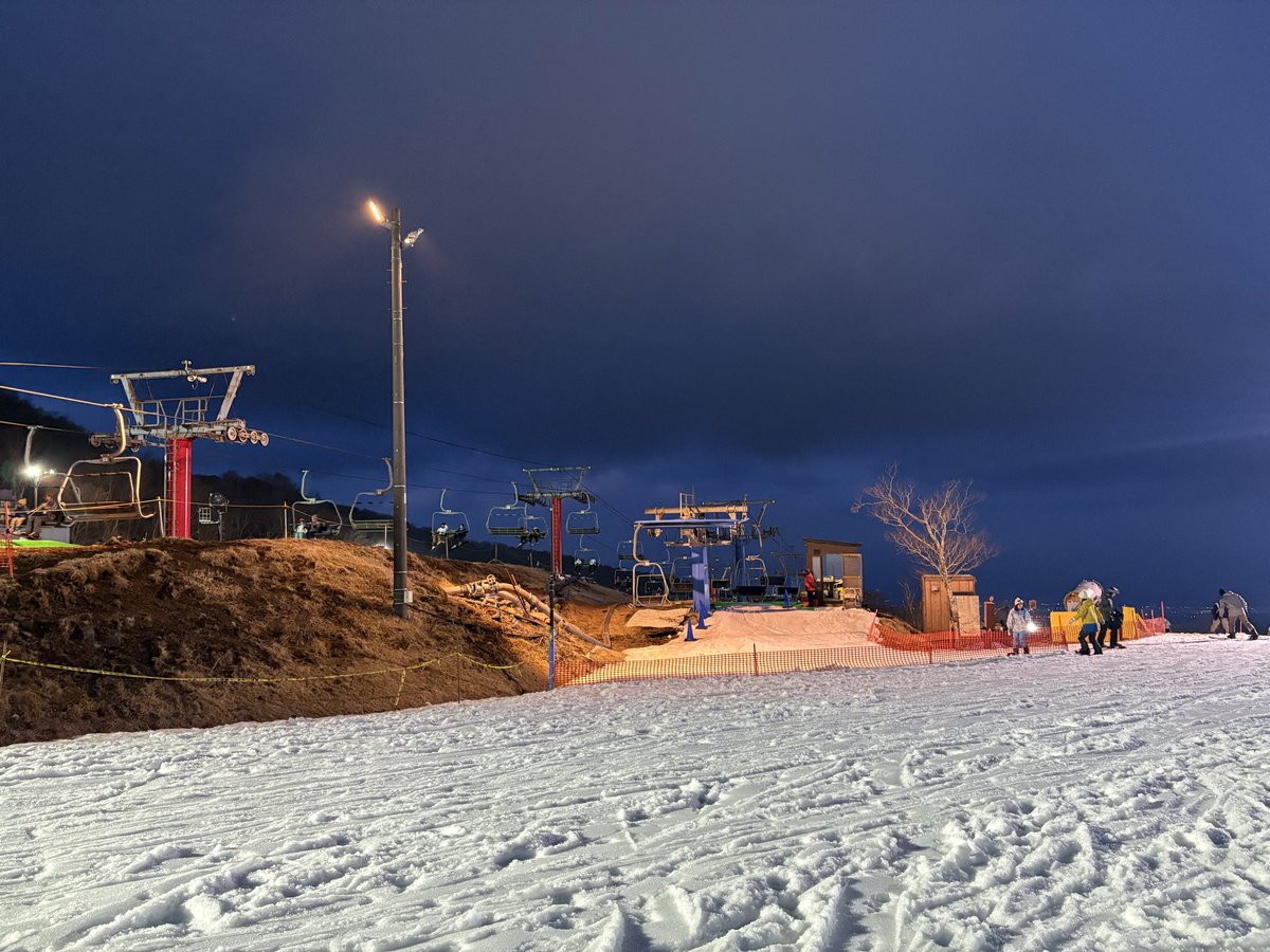 ナイター突入！ジャバ雪で足が逝ってます。
再整備後のナイター・ファーストトラックをAコース、Dコースをゲットしました。
ピステンでリセットされたゲレンデは最高の気分！Dコースは、絶好調のフルカービングをメイク！気分上々ですが、もう少し滑ったら上がります
#スノータウンイエティ
#イエティ