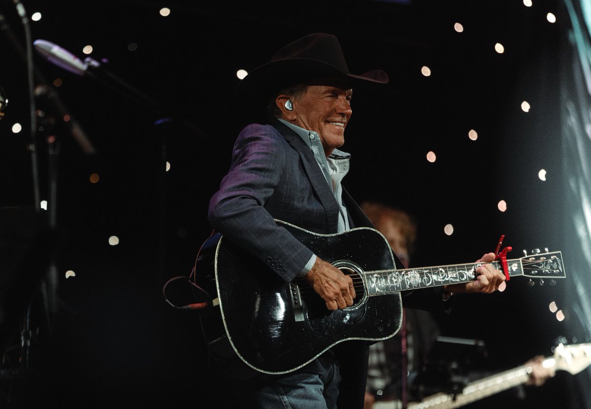 Strait2323233's tweet photo. The @TXHSA inducted George Strait alongside Don Cook, Keith Gattis and @MirandaLambert on Saturday night. @Jamey_Johnson honored George, performing “Kicked Out of Country,” Dean Dillon delivered a stirring rendition of “Drinkin’ Man” and George and Bubba Strait joined for here https://t.co/UFcFCoKYXs