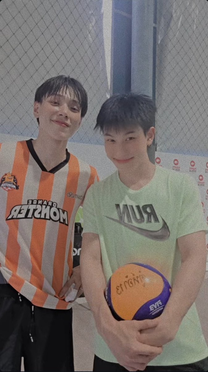 หมั่นจัง ถือลูกวอลเลย์ชื่อตู๋ห์อ้าด้วยซ้ำ กำลังใจในการซ้อมอ่ะเนอะ ตบลูกเหน่ย ๆ ก็วิ่งมาแวะเติมแฟนได้งี้ 🤷🏻‍♀️

#ต้าห์อู๋ออฟโรด #DaouOffroad