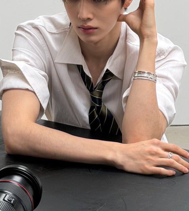 aequeening's tweet photo. sungchan's so fucking hairy with veiny arms and long skinny pretty fingers bruh im gonna explode😂😂😂😂😂😂😂😂😂😂😂😂😂 https://t.co/gitF0jM58v