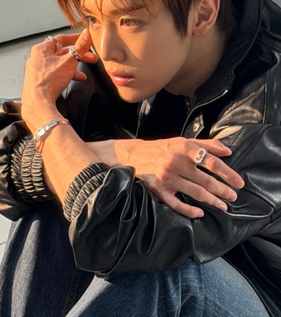 aequeening's tweet photo. sungchan's so fucking hairy with veiny arms and long skinny pretty fingers bruh im gonna explode😂😂😂😂😂😂😂😂😂😂😂😂😂 https://t.co/gitF0jM58v