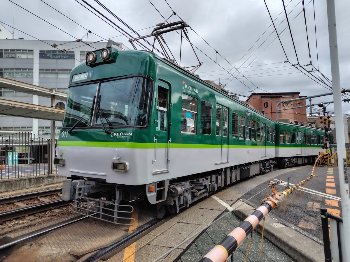 石山駅前の踏切を渡る、京阪600形と700形『響け！ユーフォニアム