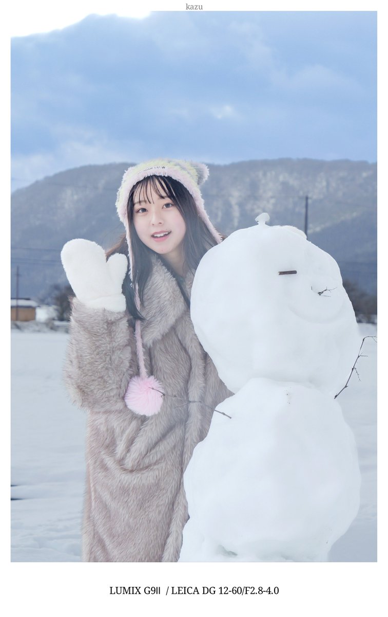 大きな雪だるまに寄り添う もっちゃんの、優しい笑顔 をキャッチしま