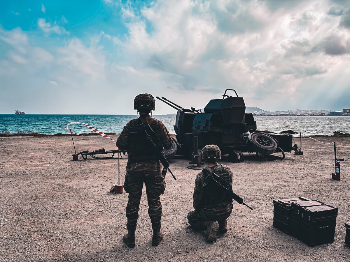 COMGECEU_ET's tweet photo. El Grupo de #Artillería Antiaérea del #RAMIX30 se instruye y adiestra a lo largo del litoral de #Ceuta con secciones de cañones 35/90 y puestos de tiro de misiles Mistral.
En constante preparación para la defensa del espacio aéreo.
@MCANA_ET
@EjercitoTierra https://t.co/nvTriOfIVj