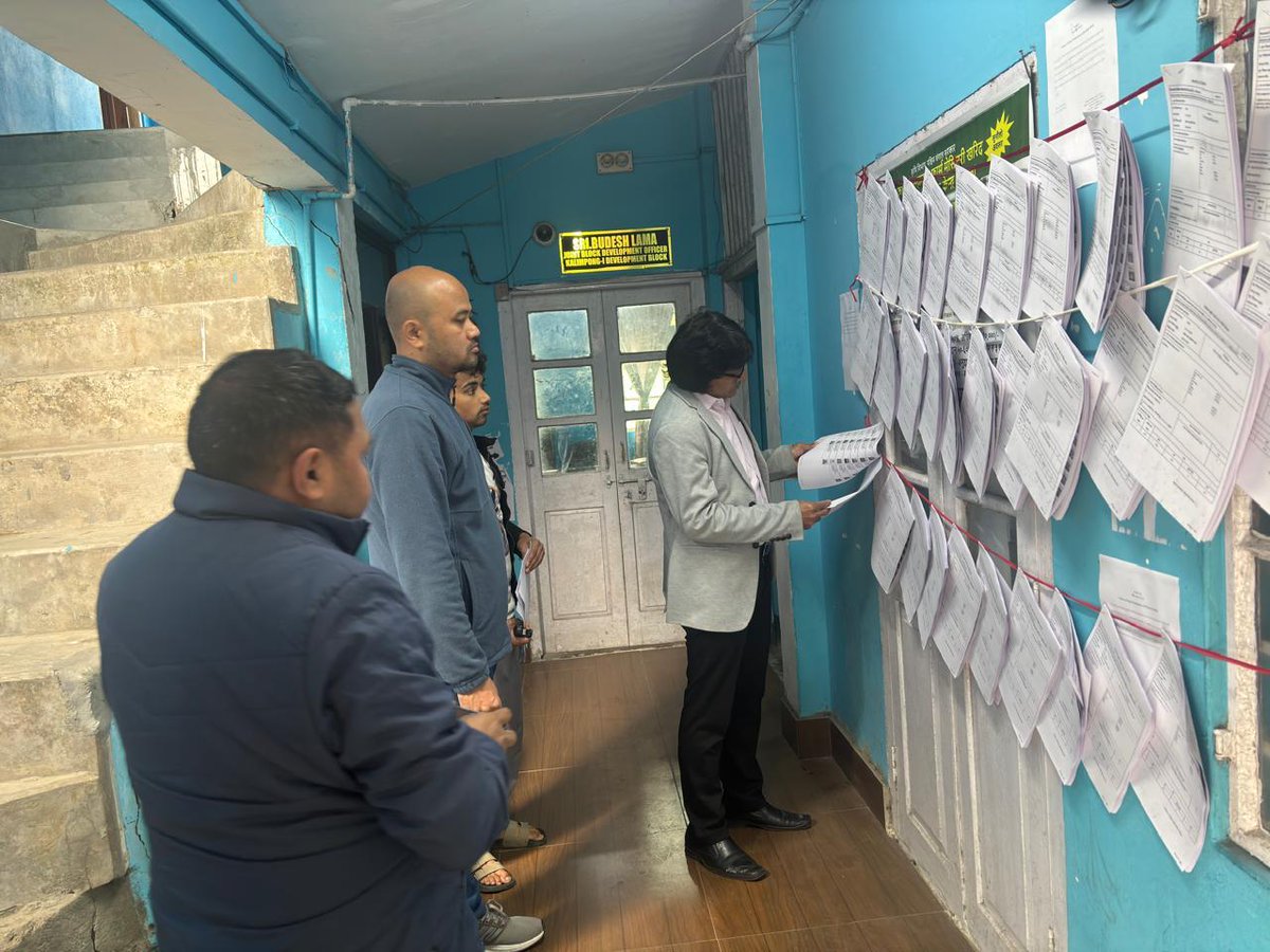 CEOWestBengal's tweet image. Roll Observer, Kalimpong checking the published rolls at Kalimpong-I Dev.Block in Kalimpong district, West Bengal.
#Roll #SIR 
@ECISVEEP @SpokespersonECI @PIBKolkata @AIRKolkata @DistrictMagist6