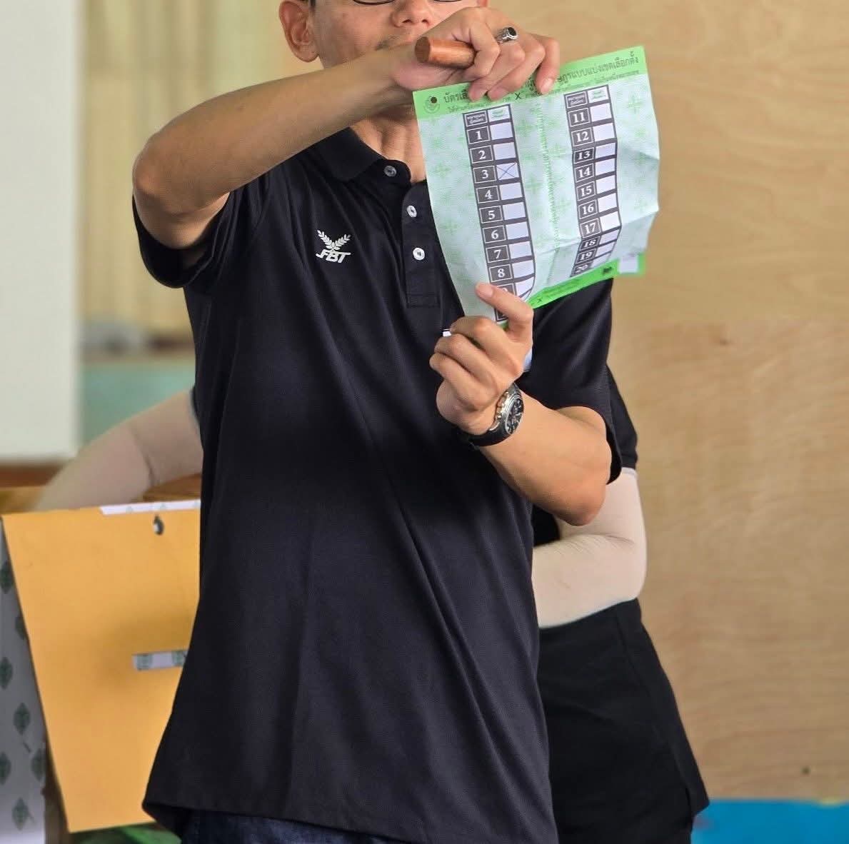 นับคะแนนใหม่แบบเอามือปิดบาร์โค้ดวันนี้ที่จันทบุรี