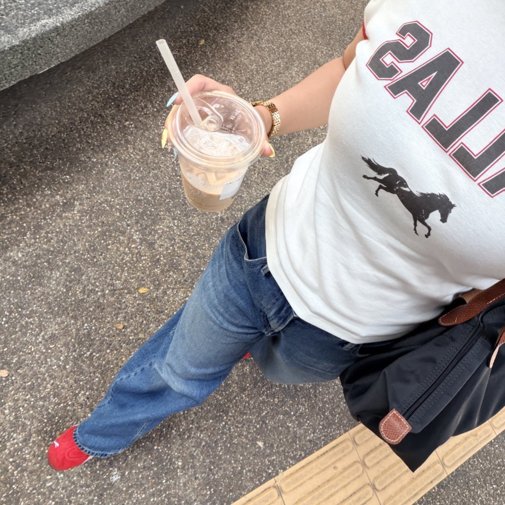 tinybroccolie's tweet photo. sippin’ https://t.co/m5hGOTrBxc