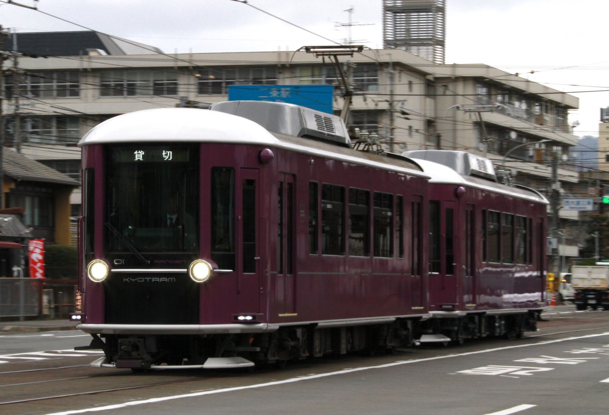 fgi0qz's tweet photo. 2/28 #嵐電
KYOTRAMのデビューから1年となった今日、四条大宮〜嵐山間で01＋02の貸切が走りました。
また、西院車庫での撮影会(？)では、KYOTRAM全車が揃いました。 https://t.co/nEimczEWhd